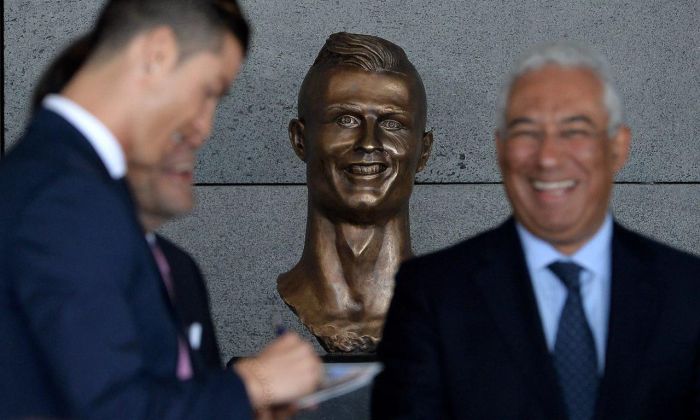 Cristiano Ronaldo Statue (3 pics)