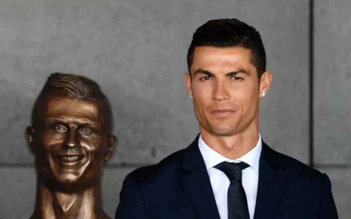 Cristiano Ronaldo Statue (3 pics)