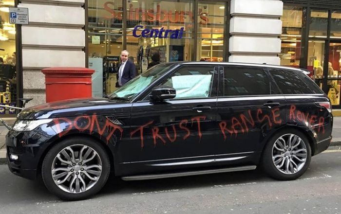 Range Rover Owner Damages His Car And Leaves It Outside The Dealership (4 pics)