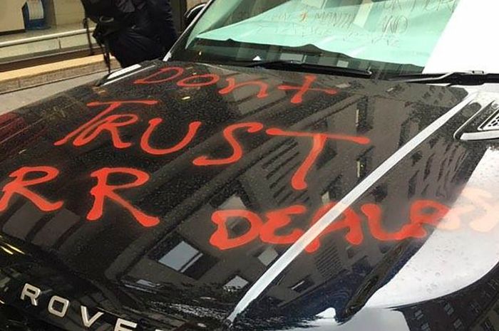Range Rover Owner Damages His Car And Leaves It Outside The Dealership (4 pics)