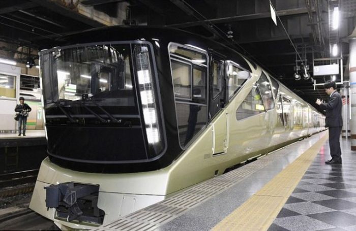 Japanese Luxury Train Shiki-Shima (12 pics)