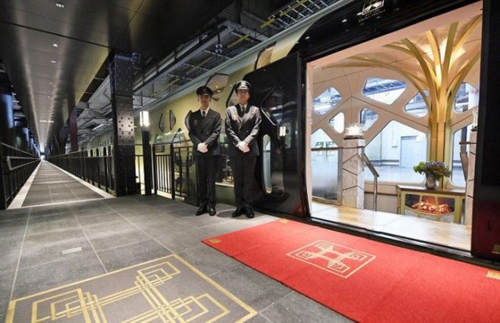 Japanese Luxury Train Shiki-Shima (12 pics)