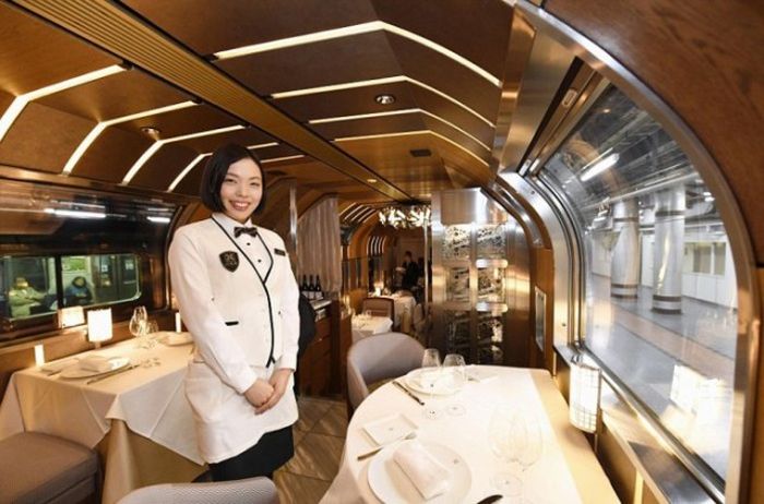 Japanese Luxury Train Shiki-Shima (12 pics)