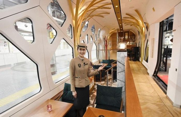 Japanese Luxury Train Shiki-Shima (12 pics)