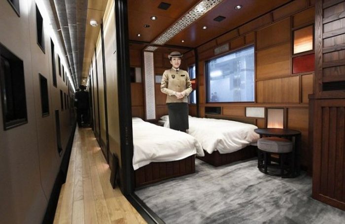 Japanese Luxury Train Shiki-Shima (12 pics)