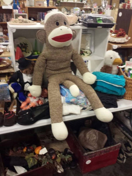 There's Something Seriously Wrong With These Thrift Shops (32 pics)