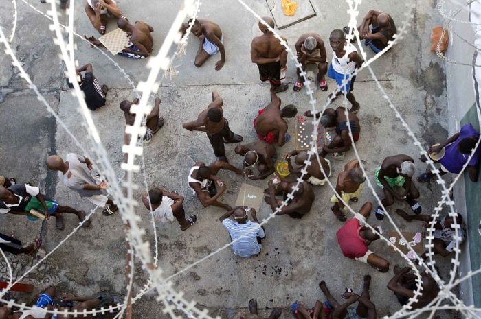 A Look Inside One Of The Most Overcrowded Prisons In The World (23 pics)