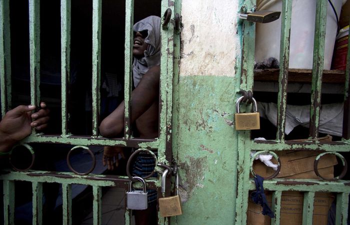 A Look Inside One Of The Most Overcrowded Prisons In The World (23 pics)