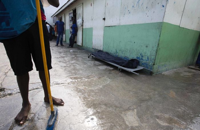 A Look Inside One Of The Most Overcrowded Prisons In The World (23 pics)