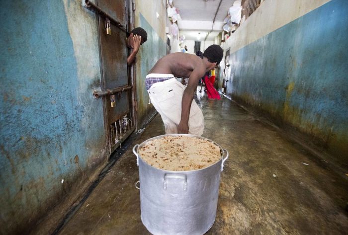 A Look Inside One Of The Most Overcrowded Prisons In The World (23 pics)