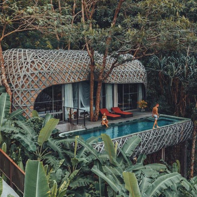 This Couple Makes Up To $9000 For Their Instagram Photos While Traveling (16 pics)