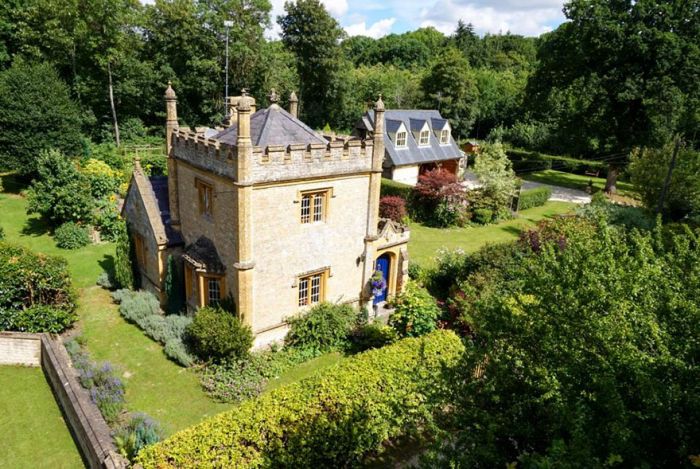England’s Smallest Castle Is Now On The Market (12 pics)