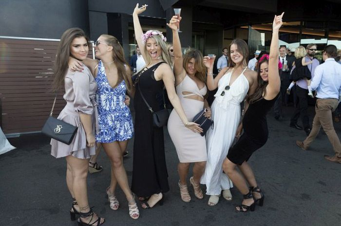 Classy Ladies Party At The Australian Derby (13 pics)