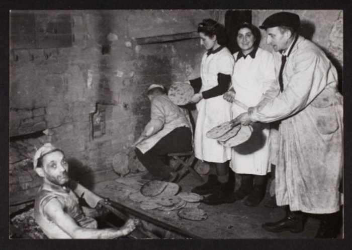 A Jewish Photographer Buried These Historical Photos (45 pics)