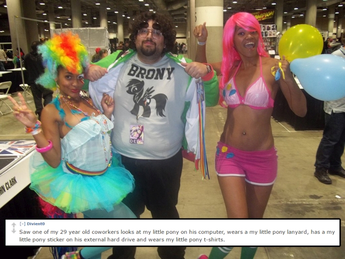 People Reveal The Most Bizarre Things They've Seen Over Someone's Shoulder (12 pics)