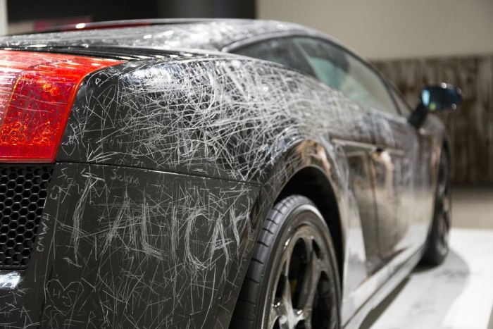 Visitors Can Scratch Anything Into This Lamborghini (3 pics)