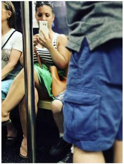 Naomi Watts Trolls Unaware Fan On The Subway (2 pics)