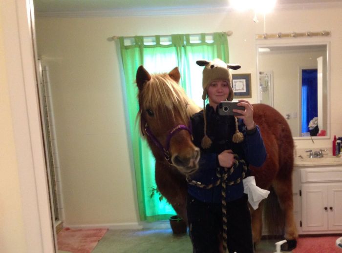 Girl Takes Selfies With A Horse In Her Parents' House (3 pics)