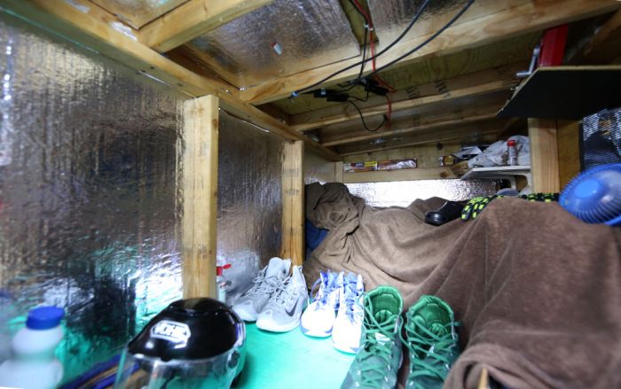 Homeless Guy Disguises His Home As A Dumpster (7 pics)