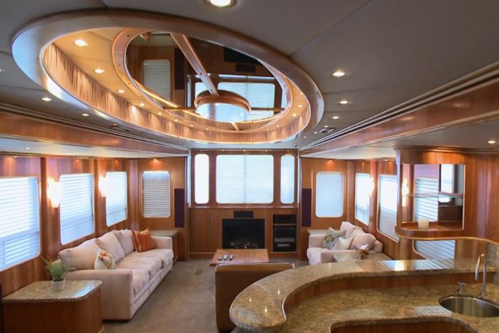 Big Luxury Houses On Wheels (12 pics)