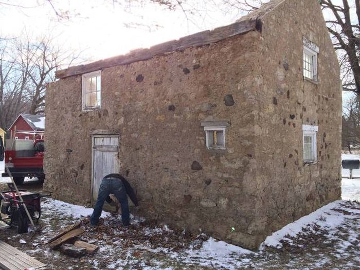 Blacksmith Turns A 200-Year-Old Ruin Into Something Special (20 pics)