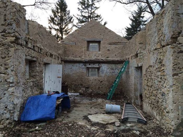 Blacksmith Turns A 200-Year-Old Ruin Into Something Special (20 pics)