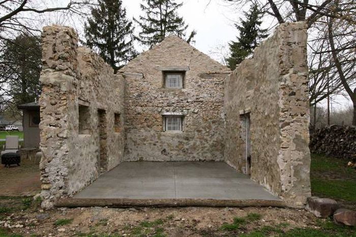 Blacksmith Turns A 200-Year-Old Ruin Into Something Special (20 pics)