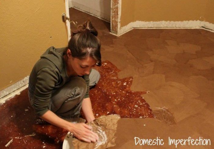 Woman Updates Her Floor Using Ordinary Paper (7 pics)