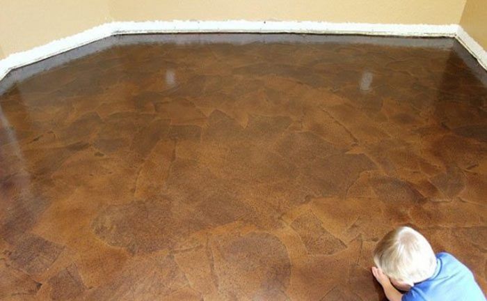 Woman Updates Her Floor Using Ordinary Paper (7 pics)