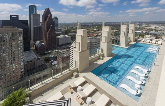 You Can Swim In The Pool In The Sky At Market Square Tower (12 pics + video)
