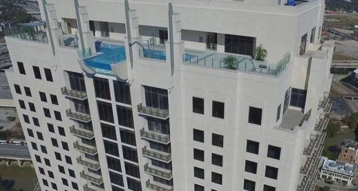 You Can Swim In The Pool In The Sky At Market Square Tower (12 pics + video)