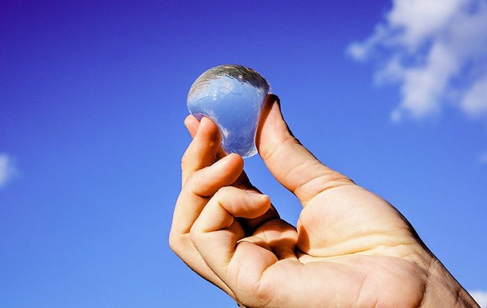 These Edible Water Bubbles Might Replace Plastic Bottles (7 pics)