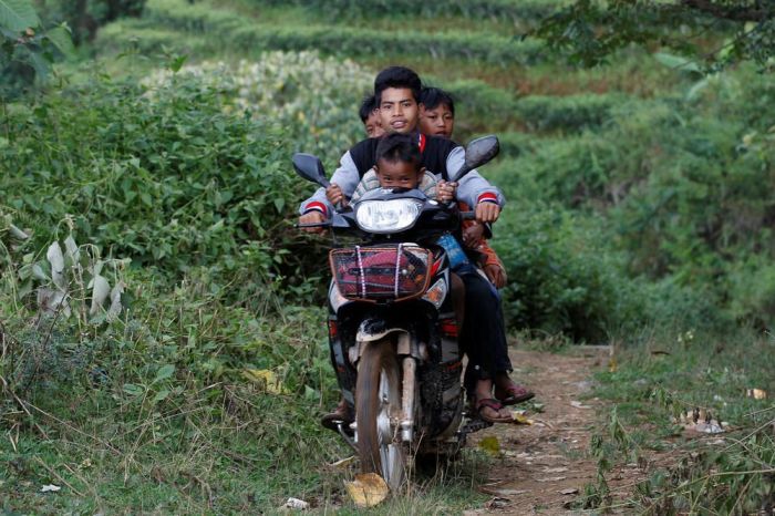 Photos That Show Everyday Life In Myanmar (25 pics)
