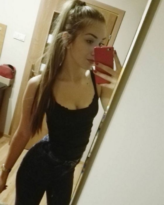 Sexy Polish Girls Taking Selfies (40 pics)