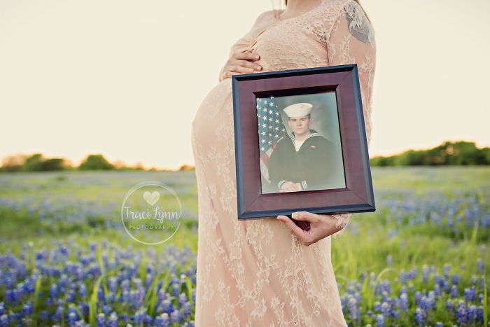 Photographer Does Something Amazing For Navy Wife's Maternity Photos (3 pics)