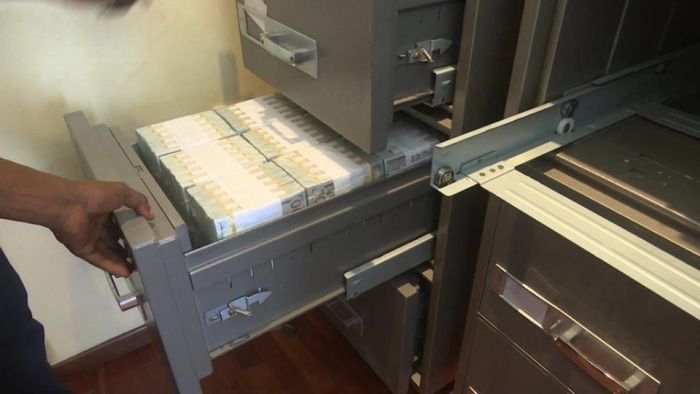 Authorities Discover $43 Million In Cash In A Nigerian Apartment (8 pics)