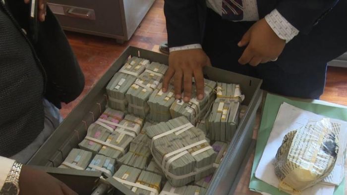 Authorities Discover $43 Million In Cash In A Nigerian Apartment (8 pics)