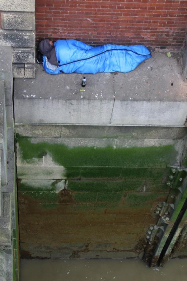 Shocking Pictures Shows Homeless Person Sleeping Above The River Thames (3 pics)