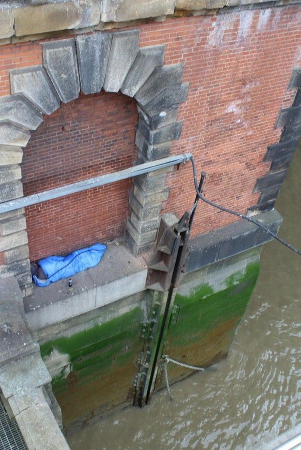 Shocking Pictures Shows Homeless Person Sleeping Above The River Thames (3 pics)