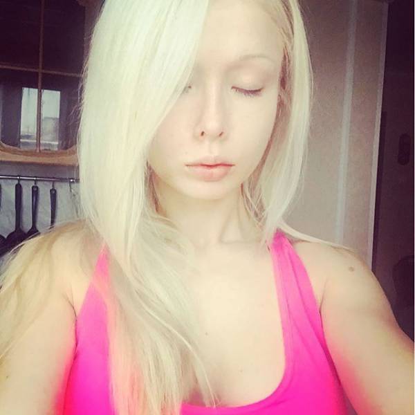 Ukrainian Barbie Girl Shows Off Her No Makeup Photos (13 pics)