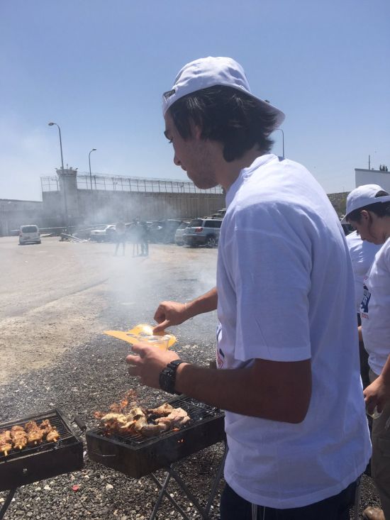 Israeli Activists Hold Barbecue To Taunt Palestinians On Hunger Strike (5 pics)