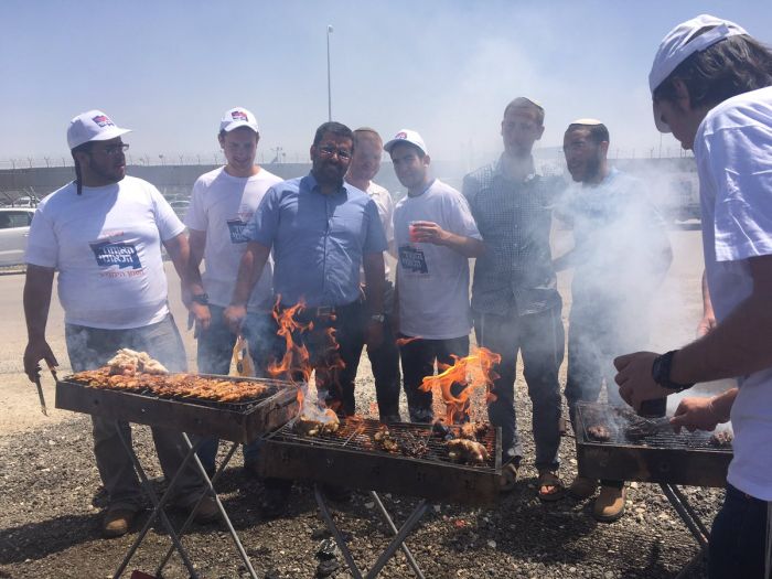 Israeli Activists Hold Barbecue To Taunt Palestinians On Hunger Strike (5 pics)