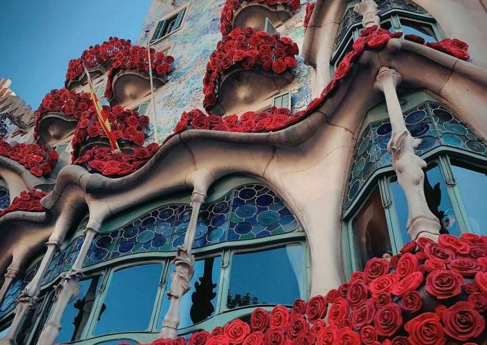 One Of The Most Famous Buildings In Barcelona Is Bleeding Roses (5 pics)