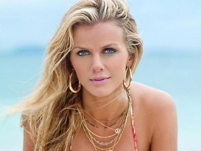 Brooklyn Decker With And Without Makeup (4 pics)