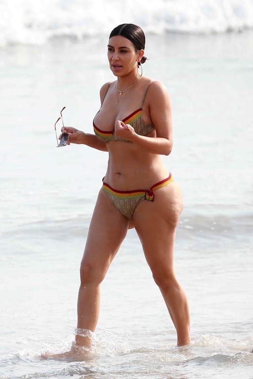 Kim Kardashian Shows Off Her Butt In A Bikini (6 pics)