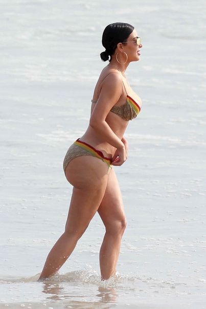 Kim Kardashian Shows Off Her Butt In A Bikini (6 pics)