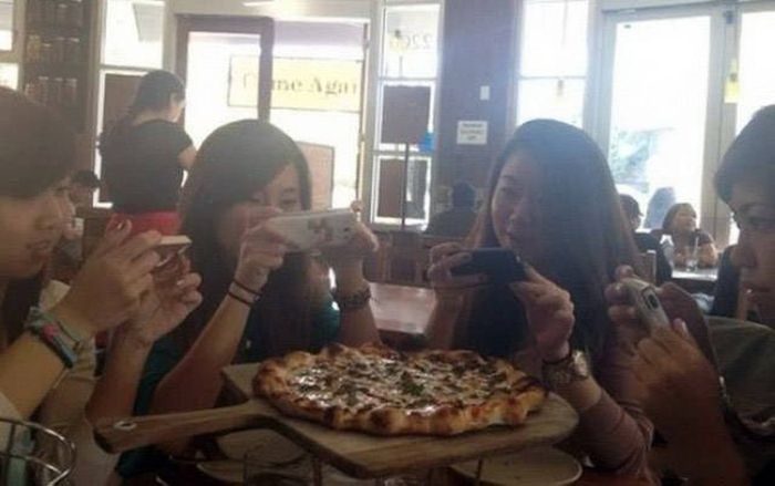 People Who Seriously Need To Put Down Their Phones (46 pics)