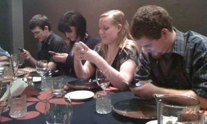 People Who Seriously Need To Put Down Their Phones (46 pics)