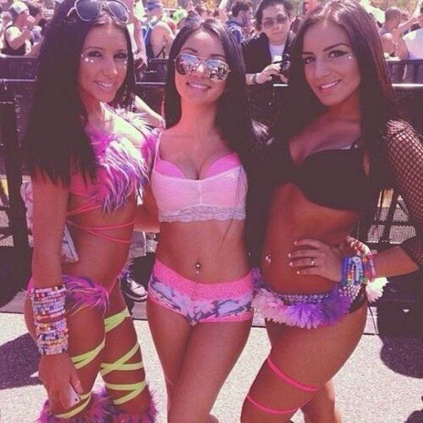 Sexy Raver Girls Know How To Party (25 pics) .
