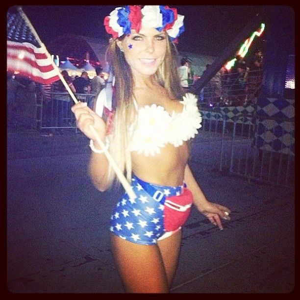 Sexy Raver Girls Know How To Party (25 pics)